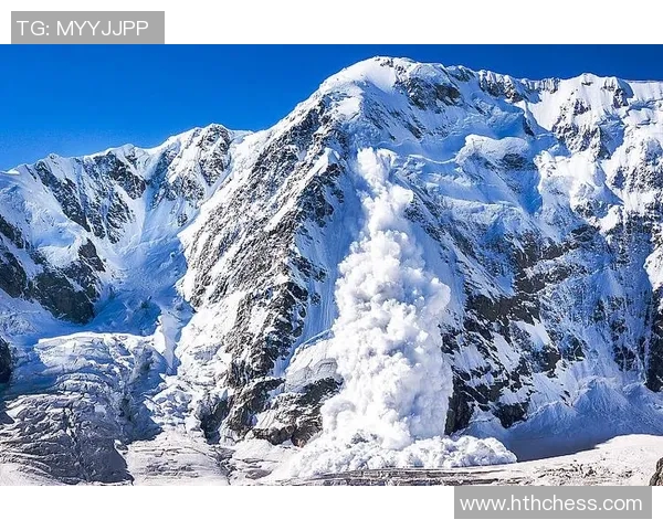 雪崩与闪电的较量自然力量的对决与启示